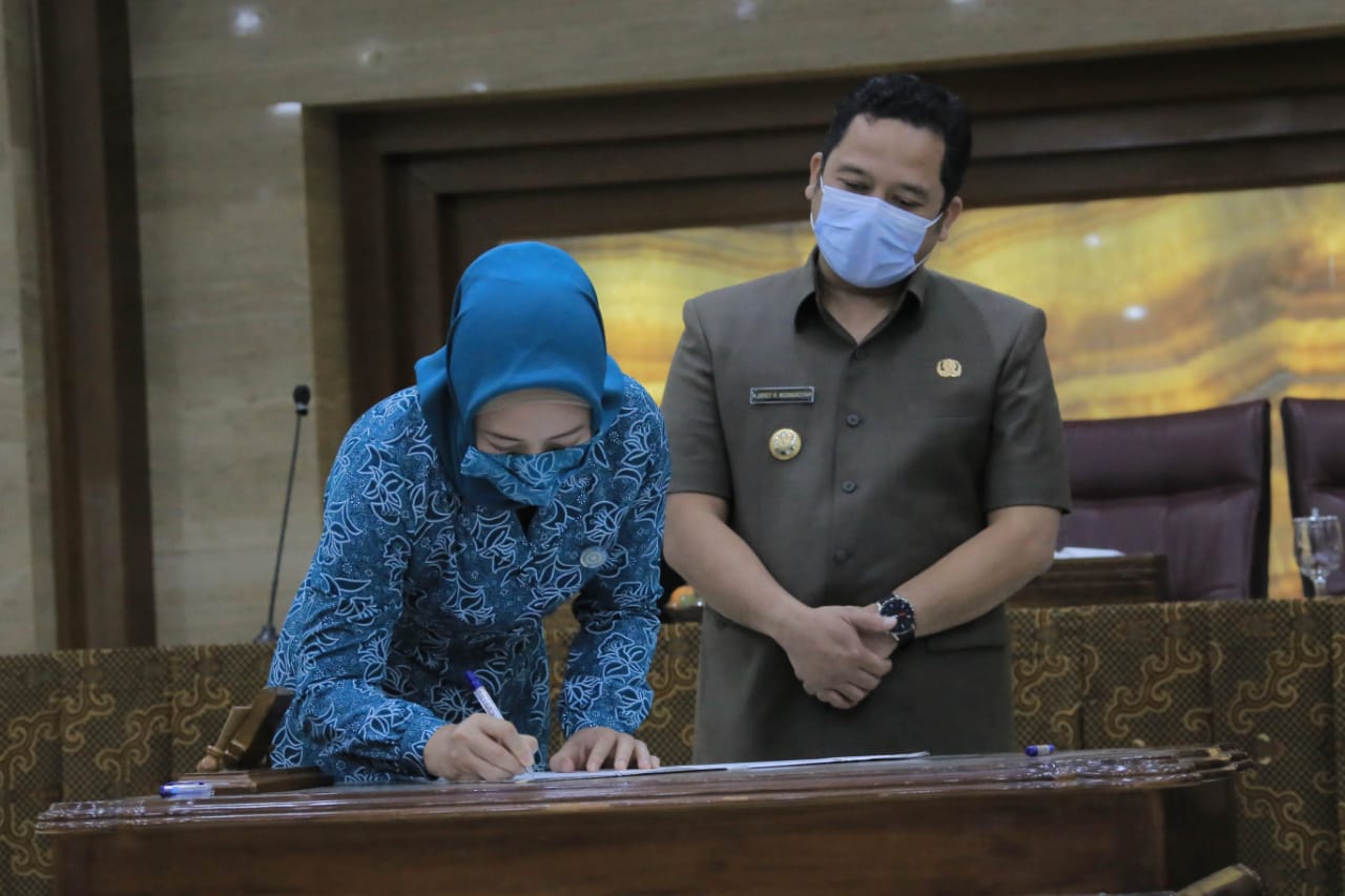 Wali Kota Tangerang Arief R. Wismansyah dan Wakil Wali Kota Sachrudin saat menanda tangani komitmen penurunan dan Pencegahan stunting kota Tangerang di ruang Akhlakul Karimah, Pusat Pemerintahan Kota Tangerang, Kamis (27/5/2021).