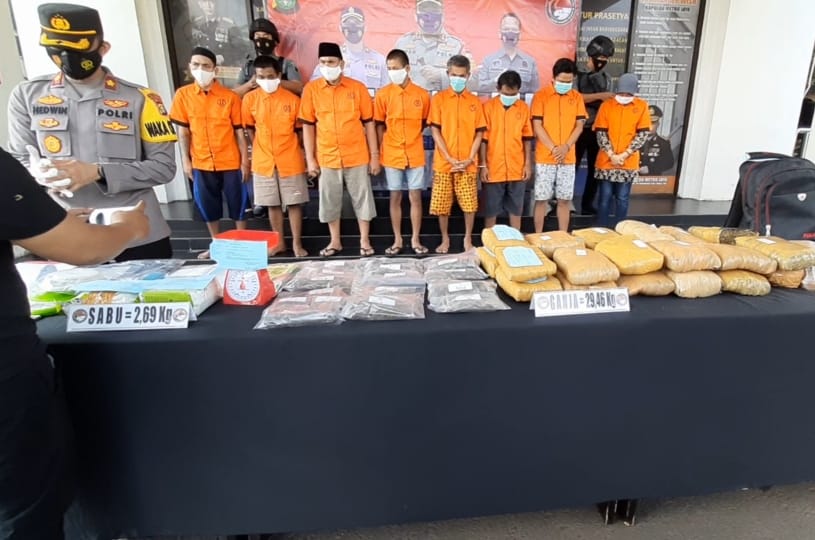 Jajaran Sat Narkoba Polres Tangerang Selatan menunjukan barang bukti narkoba jenis ganja di Mapolres Tangsel, Kamis (27/5/2021).