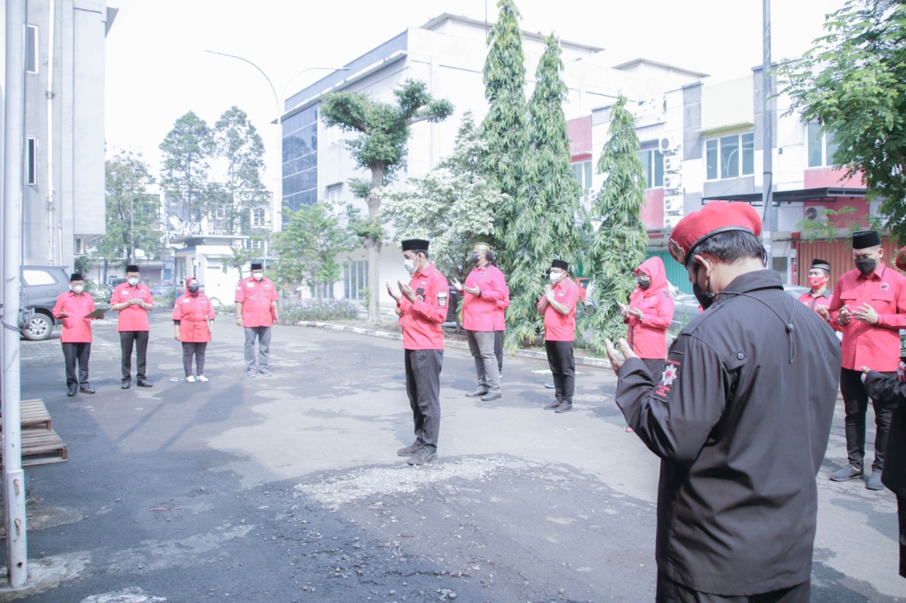 	Pengurus DPC, Satgas dan Badan-badan DPC PDI Perjuangan menggelar upacara peringatan hari lahir (harlah) Pancasila, Kota Tangerang, Selasa 1 Juni 2021.