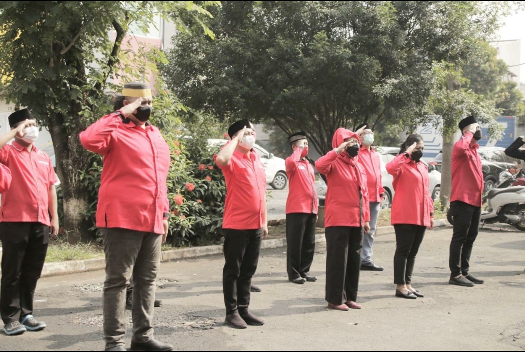 Pengurus DPC, Satgas dan Badan-badan DPC PDI Perjuangan menggelar upacara peringatan hari lahir (harlah) Pancasila, Kota Tangerang, Selasa 1 Juni 2021.