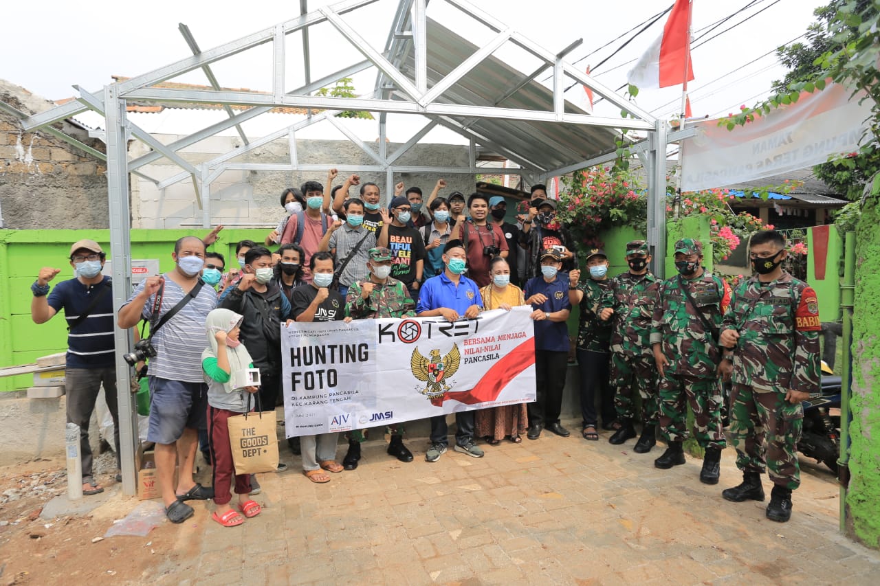 Komunitas Taman Potret (Kotret) berswa foto bersama Anggota TNI dalam rangka memperingati hari lahir Pancasila di kampung teras Pancasila, Karang Tengah, Kota Tangerang, Senin 1 Juni 2021.