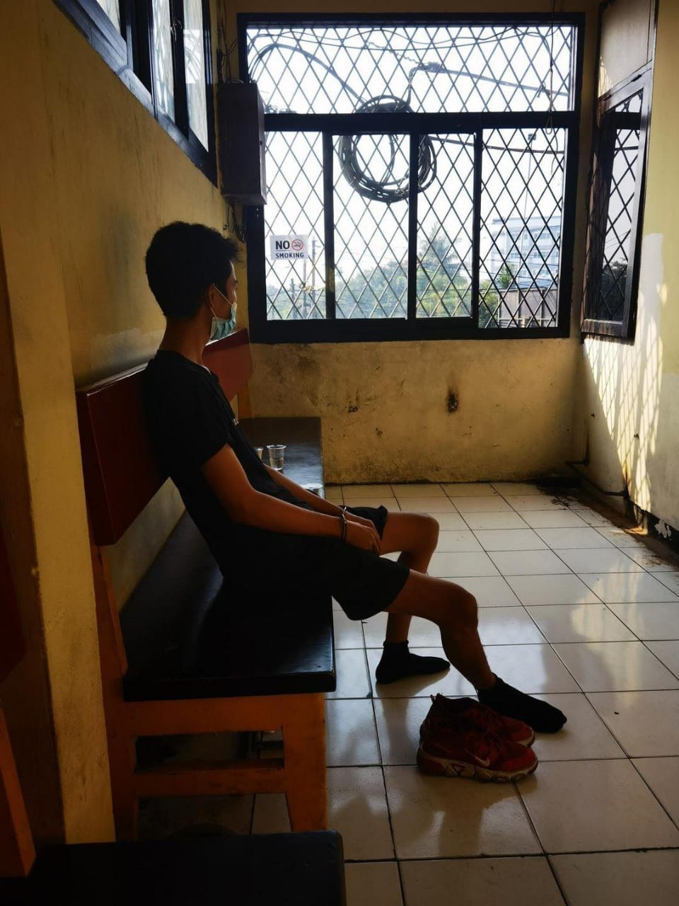 Pelaku telepon selular di kawasan Pasar Cibodas dekat Pabrik Cocoa, Jatiuwung, Kota Tangerang.