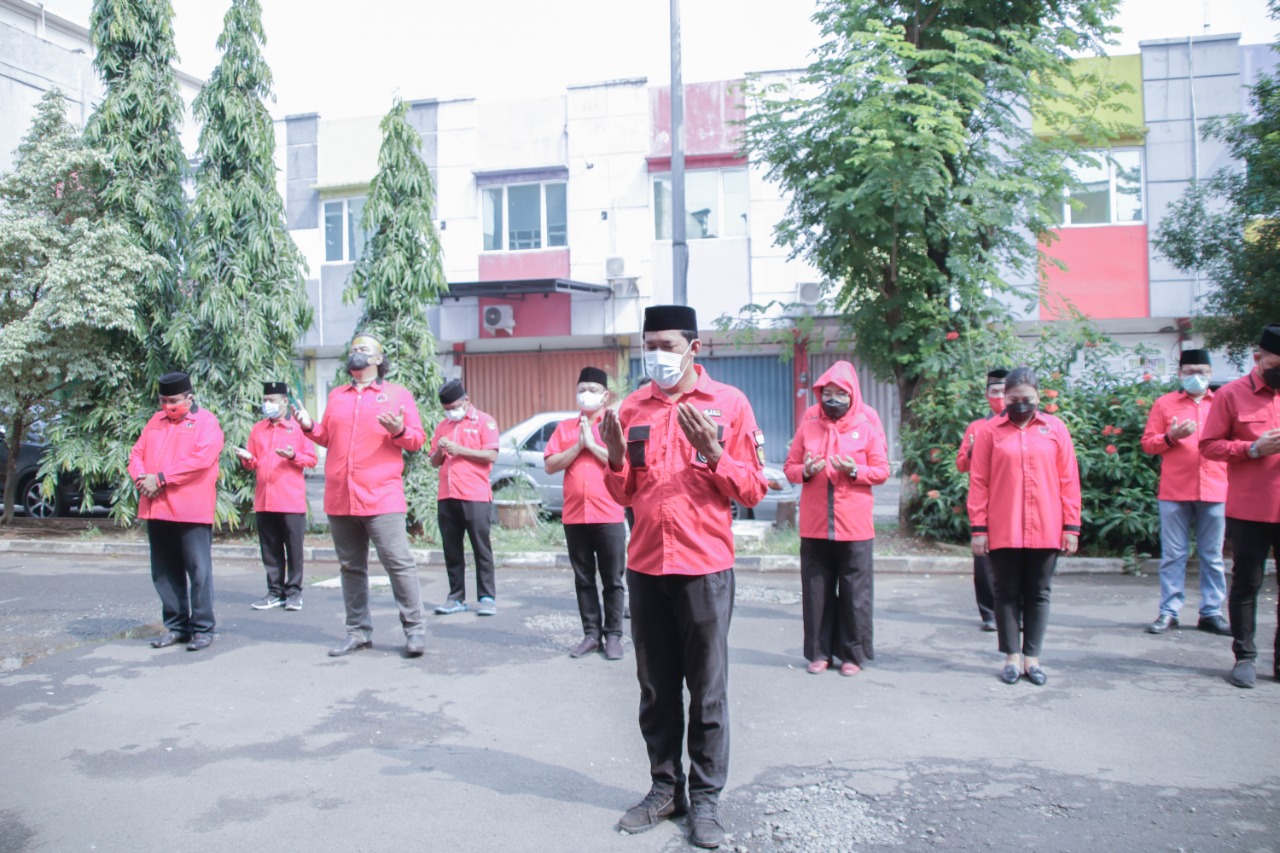 Pengurus DPC, Satgas dan Badan-badan DPC PDI Perjuangan menggelar upacara peringatan hari lahir (harlah) Pancasila, Kota Tangerang, Selasa 1 Juni 2021.