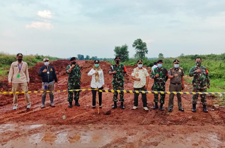 Satuan Polisi Pamong Praja (Satpol PP) Kabupaten Tangerang bersama tim gabungan dari BPBD, TNI-POLRI berswa foto bersama di Desa Bantar Panjang, Kecamatan Tigaraksa, Kabupaten Tangerang.