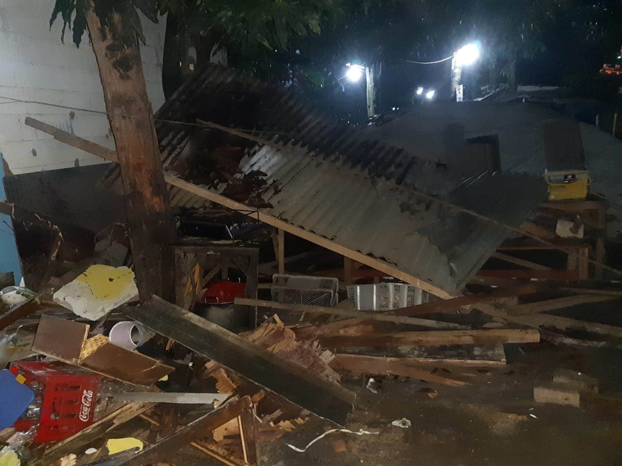 Dua bangunan warung hancur lebur setelah terhantam truk pengangkut beton di Jalan Cendrawasih, Ciputat, Tangerang Selatan, Kamis, 3 Juni 2021, malam.
