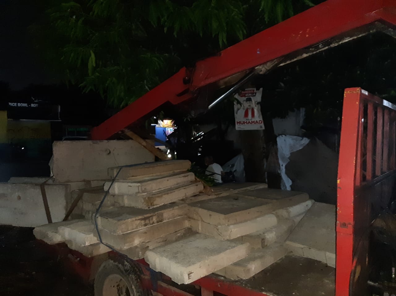 Satu unit kendaraan roda empat berwarna merah jenis truk pengangkut beton yang menghantam dua bangunan warung di Jalan Cendrawasih, Ciputat, Tangerang Selatan, Kamis, 3 Juni 2021, malam.