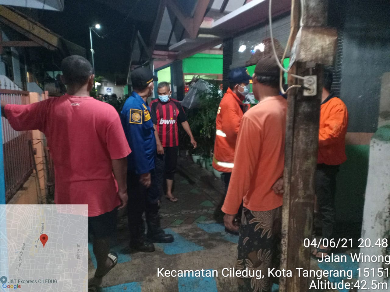 	Petugas gabungan saat hendak mencari anak berusia dua tahun yang hilang karena terseret arus air selokan di Jalan Tanah 100, Swadaya II, Sudimara, Kecamatan Ciledug, Kota Tangerang, Jumat 4 Juni 2021 sekitar pukul 17.30 WIB.