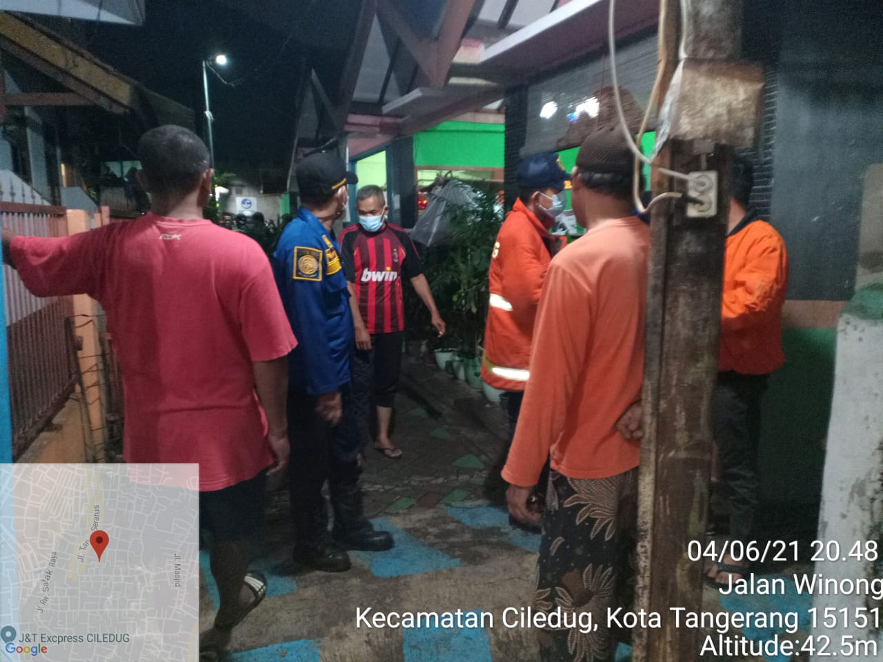 Petugas gabungan saat hendak mencari anak berusia dua tahun yang hilang karena terseret arus air selokan di Jalan Tanah 100, Swadaya II, Sudimara, Kecamatan Ciledug, Kota Tangerang, Jumat 4 Juni 2021 sekitar pukul 17.30 WIB.