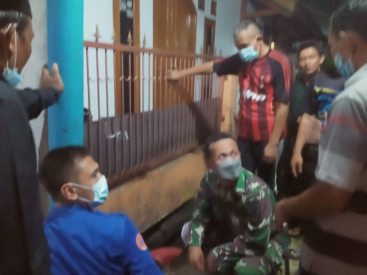 Petugas gabungan dan warga setempat saat hendak mencari anak berusia dua tahun yang hilang karena terseret arus air selokan di Jalan Tanah 100, Swadaya II, Sudimara, Kecamatan Ciledug, Kota Tangerang, Jumat 4 Juni 2021 sekitar pukul 17.30 WIB.
