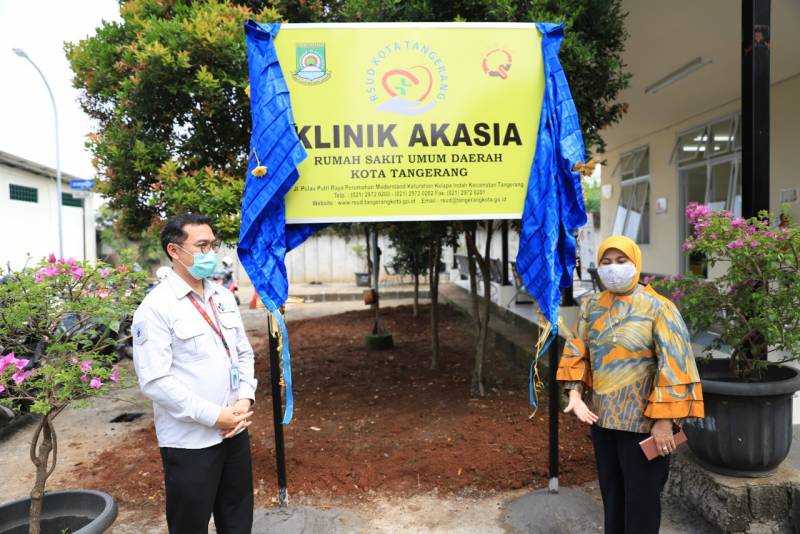 Kasubdit TB Kementerian Kesehatan RI dr. Imran Pambudi dan Kepala Dinas Kesehatan Kota Tangerang dr. Liza Puspadewi berswa foto bersama di halaman Klinik Akasia, Kota Tangerang.