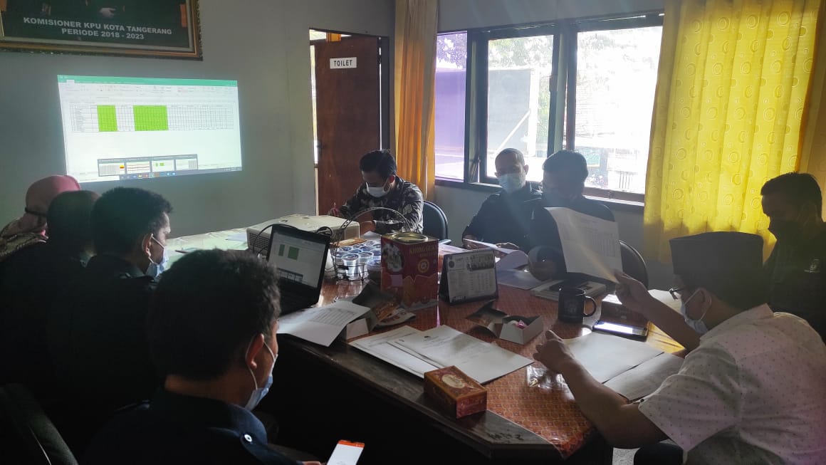 Suasana di kantor KPU Kota Tangerang saat rekapitulasi Daftar Pemilih Berkelanjutan (DPB) Periode Mei 2021.