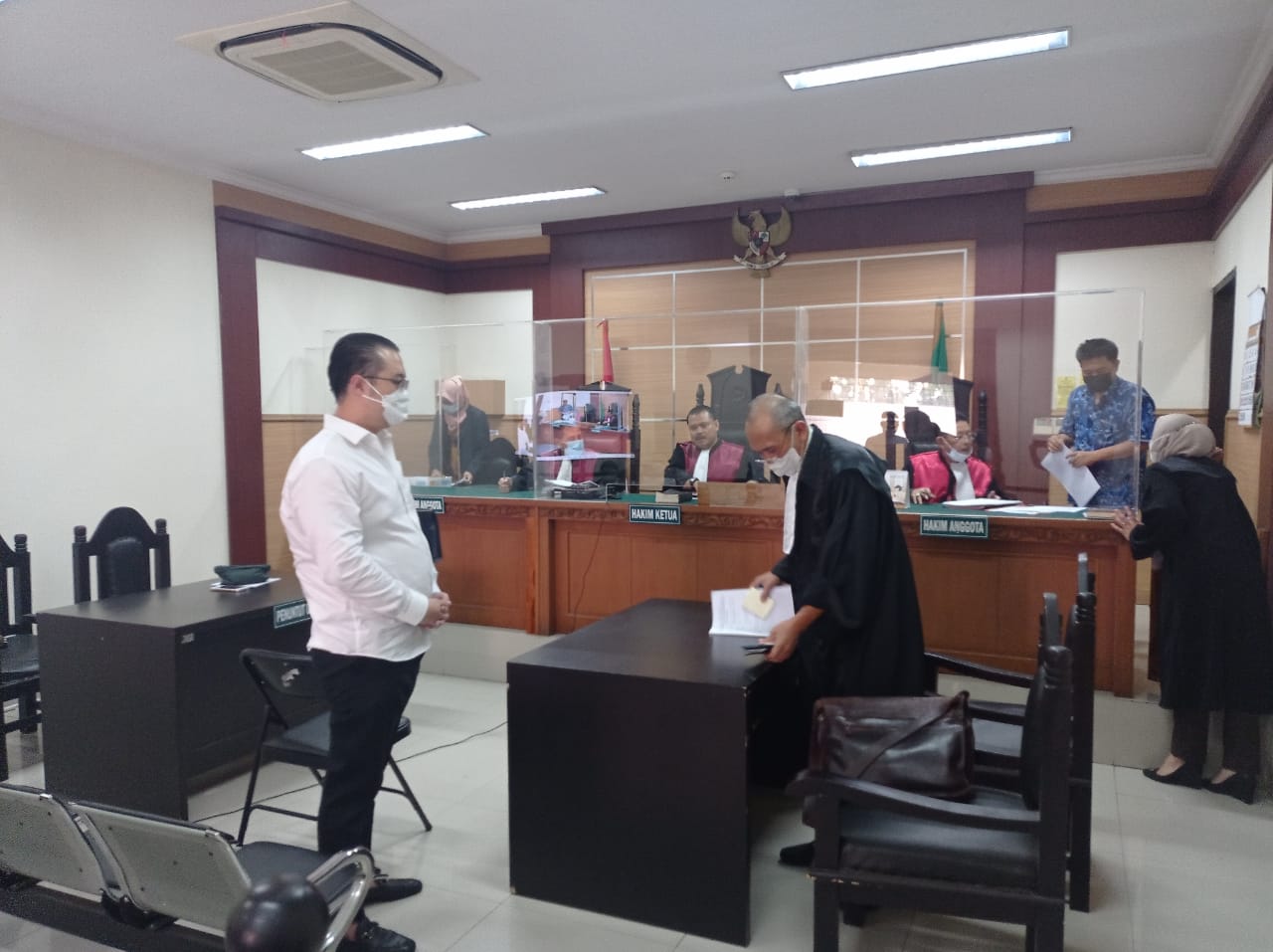 Timothy Tandiokusuma memakai baju lengan panjang berwarna putih saat mengikuti sidang terkait dugaan penipuan/penggelapan dan tindak pidana pencucian uang (TPPU).