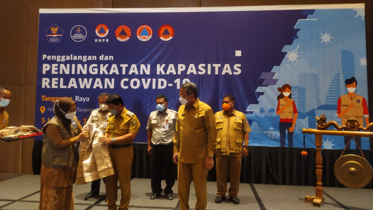 Wakil Wali Kota Tangerang Sachrudin saat memukul gong sebagai tanda dibukanya kegiatan penggalangan dan peningkatan kapasitas relawan COVID-19 di Hotel Novotel, Kota Tangerang, Senin 7 Juni 2021.