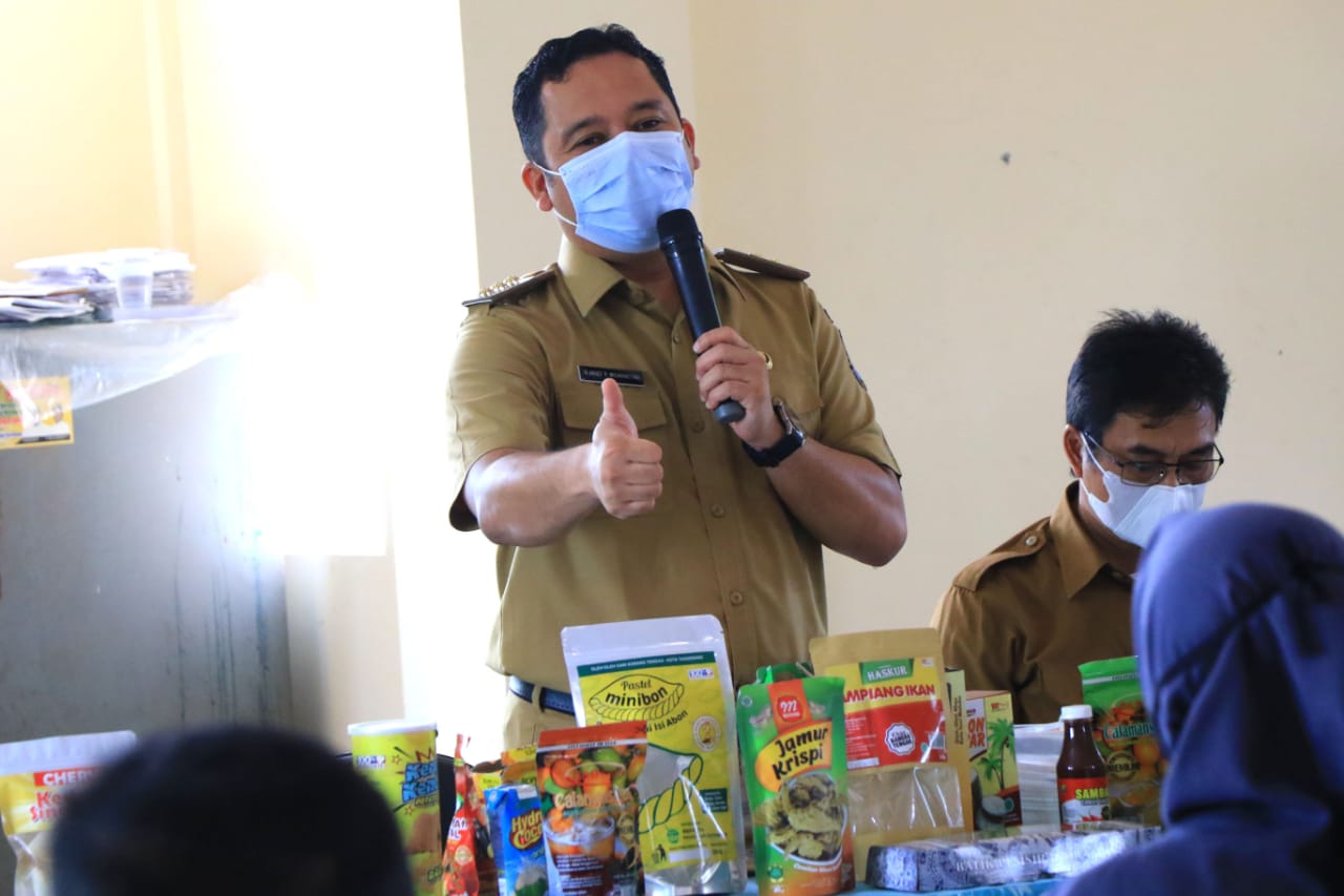 Wali Kota Tangerang Arief R Wismansyah mengikuti kegiatan pelatihan packaging produk UMKM di kantor Kelurahan Tajur, Ciledug, Selasa 8 Juni 2021.