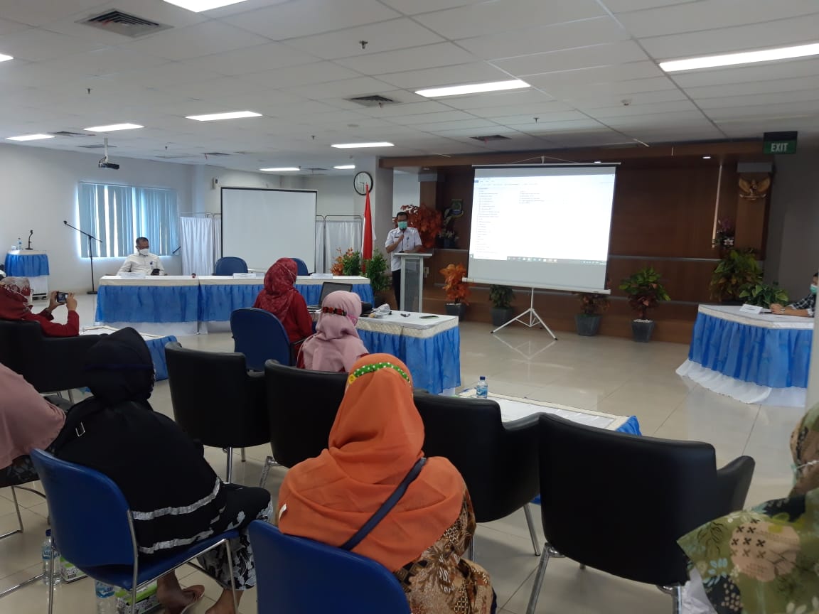 Kepala Bidang Pelayanan Medis dan Keperawatan RSUD Kota Tangerang dr H Amir Ali MKM saat membuka kegiatan Kelas Lansia dalam rangka memperingati Hari Lanjut Usia Nasional 2021 di Aula RSUD Kota Tangerang.