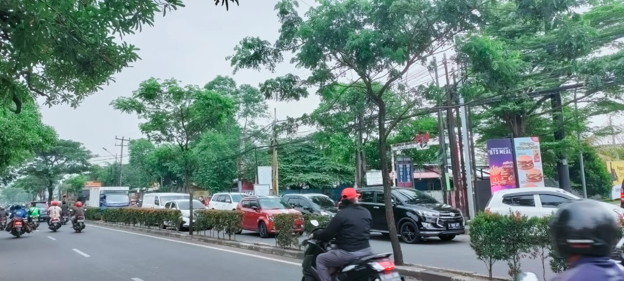 	Suasana padatnya lalu lintas di depan restoran cepat saji McDonald's (McD) di Cipondoh, Kota Tangerang, Rabu 9 Juni 2021