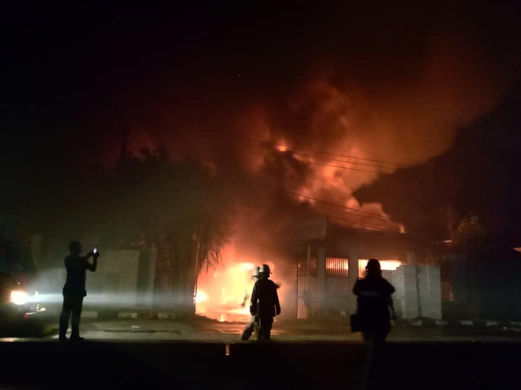 Tampak kebakaran melanda toko bahan bangunan di Jalan Raya Serang, Desa Cangkudu, Kecamatan Balaraja, Kabupaten Tangerang.