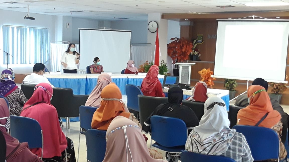 Kepala Bidang Pelayanan Medis dan Keperawatan RSUD Kota Tangerang dr H Amir Ali MKM saat membuka kegiatan Kelas Lansia dalam rangka memperingati Hari Lanjut Usia Nasional 2021 di Aula RSUD Kota Tangerang.