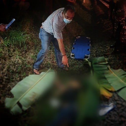 Jasad Mr. X yang ditemukan tewas tersambar kereta ditemukan petugas di pinggir rel perlintasan kereta api KM 20, Pondok Ranji, Ciputat Timur, Tangerang Selatan, Selasa, 8 Juni 2021.