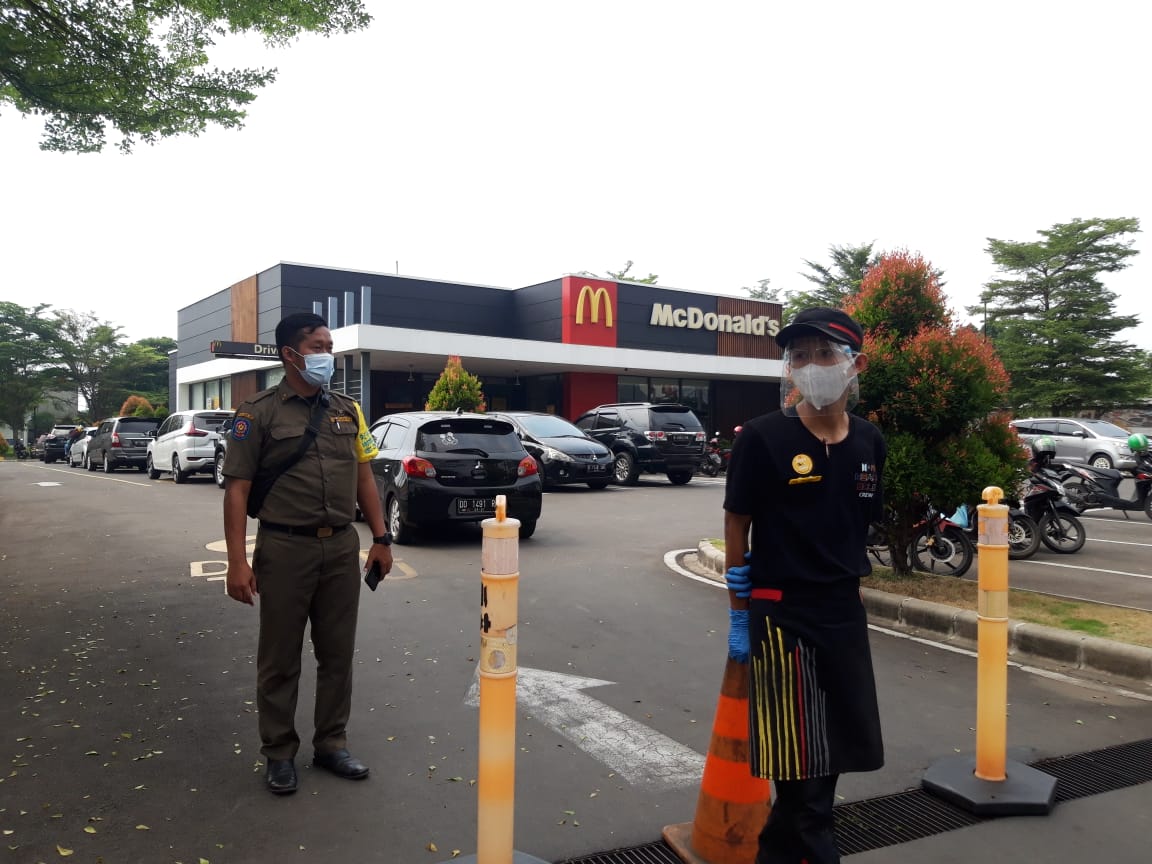 Suasana padatnya lalu lintas di depan restoran cepat saji McDonald's (McD) di Cipondoh, Kota Tangerang, Rabu 9 Juni 2021.