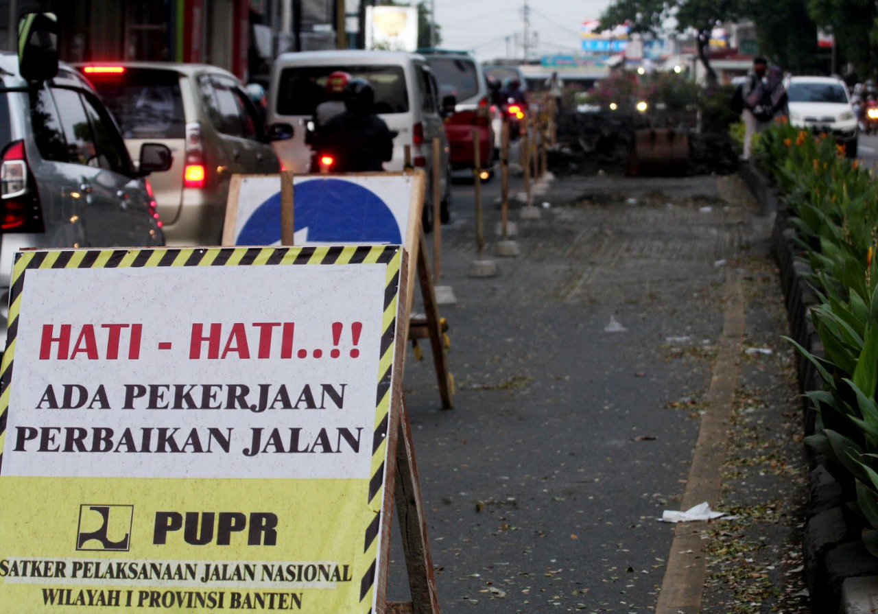 Suasana padatnya lau lintas di Jalan Raya Merdeka yang bertepatan dengan Mall Icon Walk dan Ramayana terkait perbaikan jalan, Kota Tangerang, Jumat 11 Juni 2021.