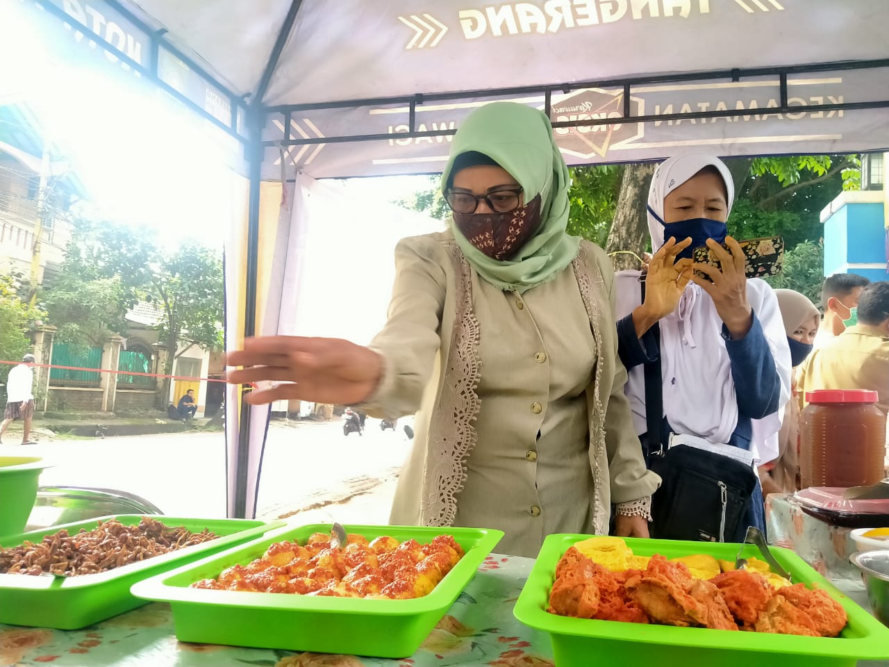 Program Jumat Berkah yang di gelar kelurahan Nusa Jaya bersama UMKM NJ Smart untuk berbagi kepada masyarakat sekitar, Kota Tangerang, Jumat 11 Juni 2021.