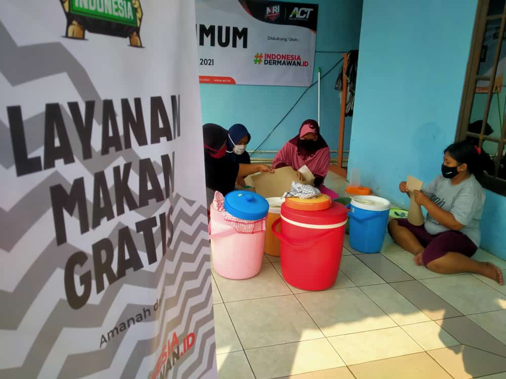 Warga RW 03 Kelurahan Gandasari bersama Masyarakat Relawan Indonesia (MRI ) dan Aksi Cepat Tanggap (ACT) saat menyiapkan makanan bagi warga yang terpapar COVID-19, Kota Tangerang, Jumat 11 Juni 2021.