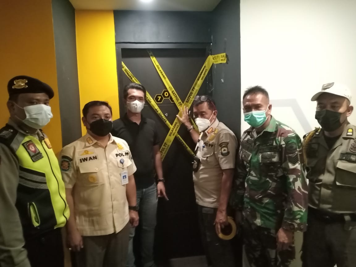 Petugas gabungan berswa foto bersama selepas razia hotel di bilangan Kecamatan Tangerang, Kota Tangerang.