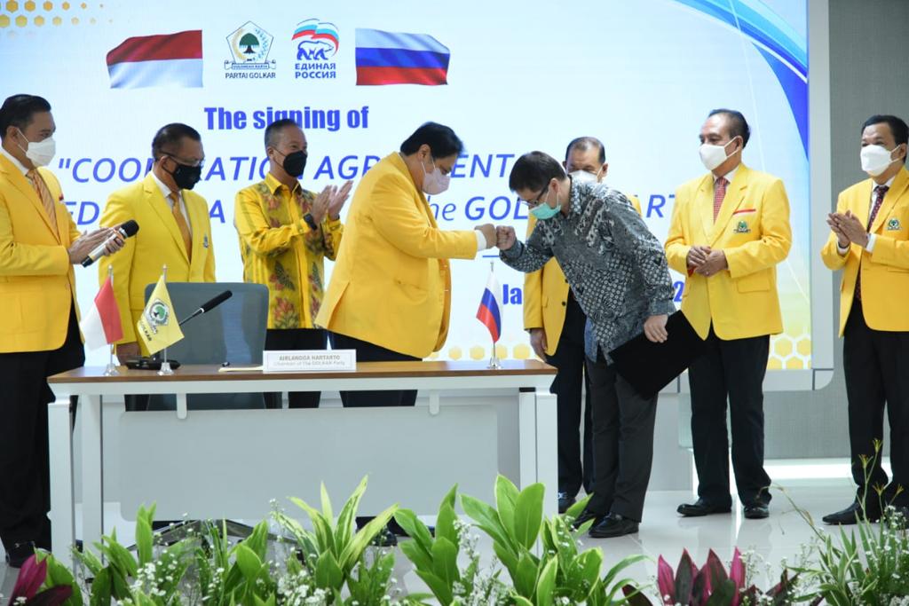 Ketua Umum DPP Partai Golkar Airlangga Hartarto saat menandatangani kerja sama (MoU) bilateral di berbagai sektor di Kantor DPP Partai Golkar, Jumat 11 Juni 2021.