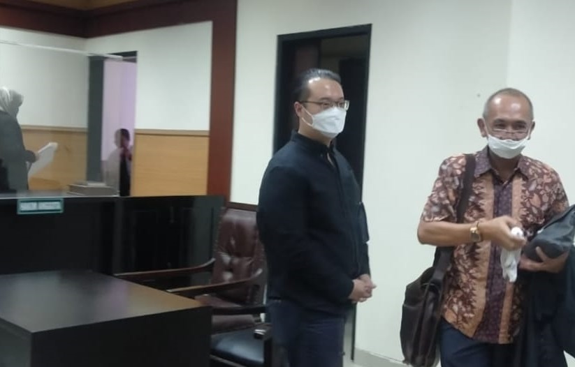Pelaku penipuan bermodus investasi Timothy Tandiokusuma yang mengenakan jaket berwarna hitam sedang mengikuti persidangan di Pengadilan Negeri Tangerang, Rabu 9 Juni 2021.