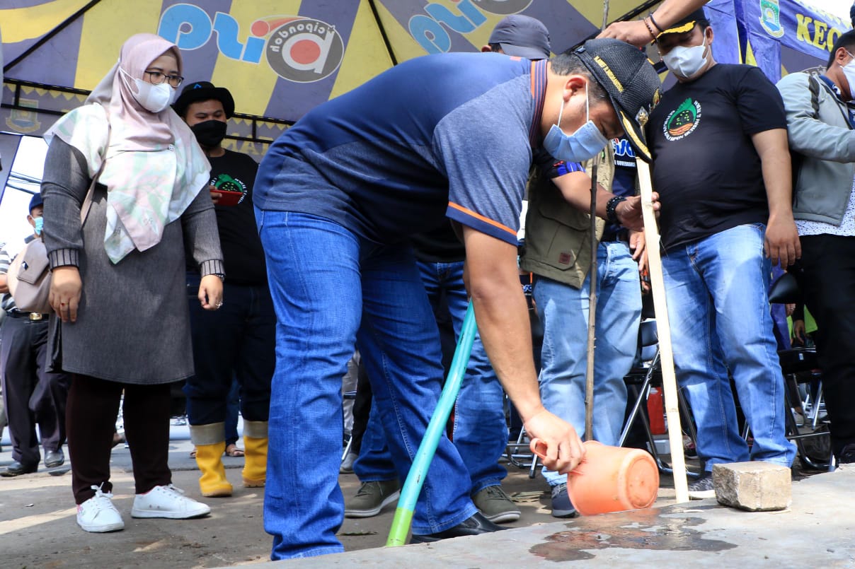 	Wali Kota Tangerang Arief R Wismansyah menghadiri acara Gerakan Kali Sipon yang berlangsung di Simpang Gondrong, Jalan Irigasi, Kecamatan Cipondoh, Sabtu 12 Juni 2021.