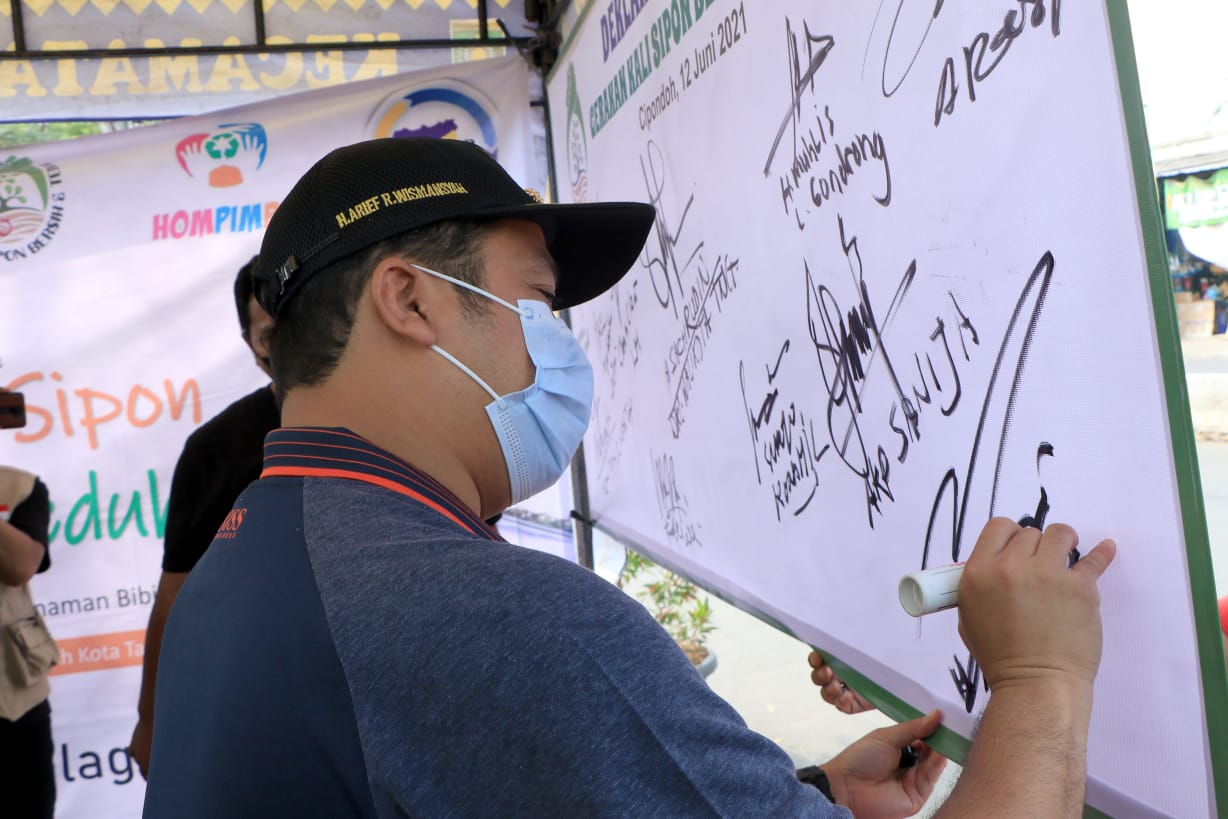 Wali Kota Tangerang Arief R Wismansyah menghadiri acara Gerakan Kali Sipon yang berlangsung di Simpang Gondrong, Jalan Irigasi, Kecamatan Cipondoh, Sabtu 12 Juni 2021.