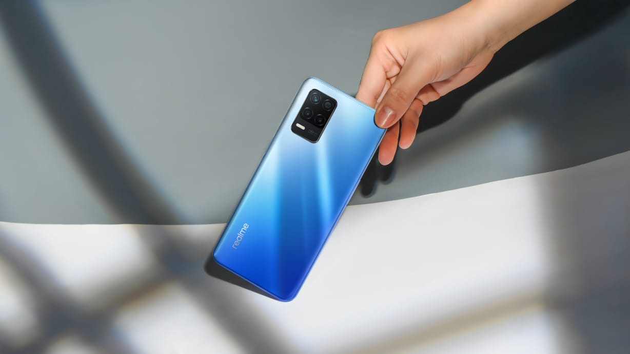 	Realme, brand smartphone.