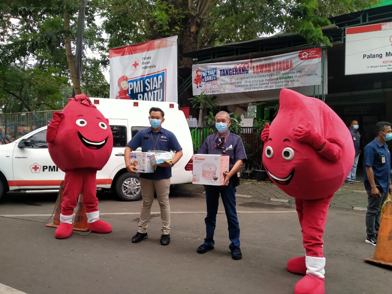Petugas Palang Merah Indonesia (PMI) Kota Tangerang.