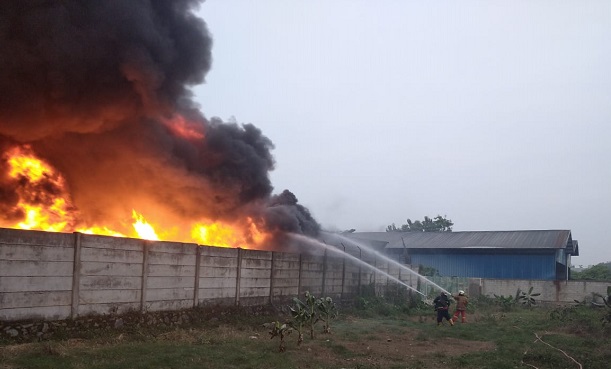 Petugas Pemadam Kebakaran Kabupaten Tangerang saat berusaha memadamkan kobaran api di salah satu pabrik tiner yang terletak di Desa Cukang Galih, Curug, Senin, 14 Juni 2021.