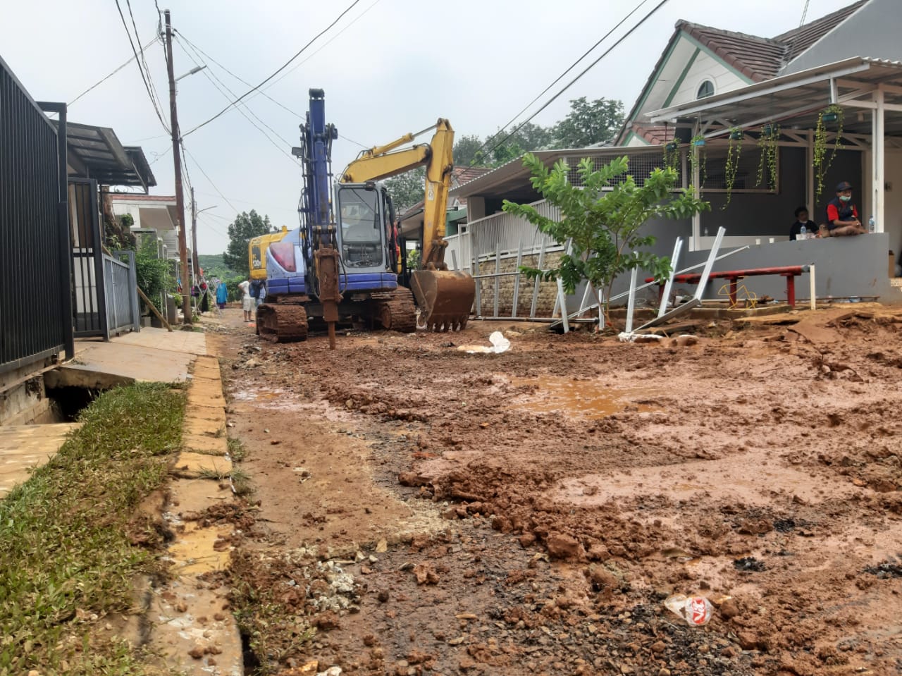 	Banjir yang merendam sebagian rumah warga di Perumahan Nerada Estate, Cipayung, Ciputat, Kota Tangerang Selatan, saat di benahi dengan kedaraan berat jenis Excavator, Senin, 14 Juni 2021.