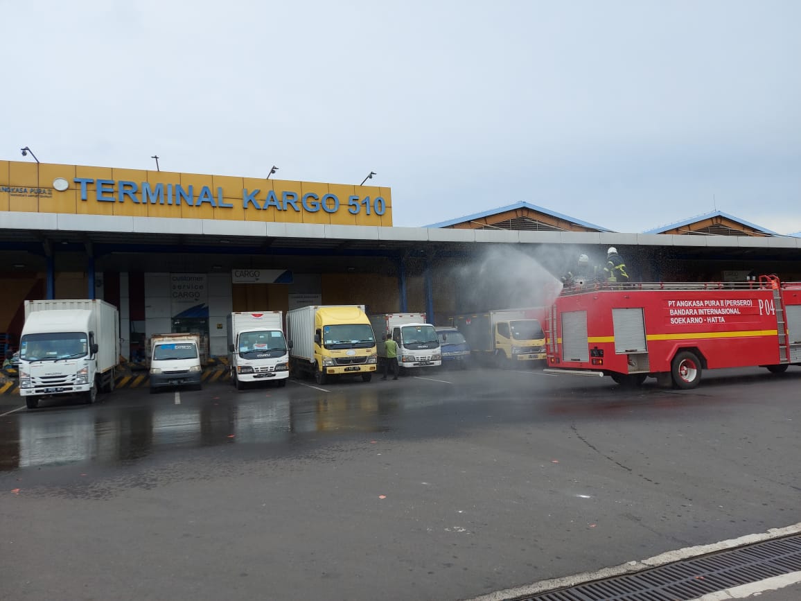 Kawasan Terminal Kargo Bandara Soekarno-Hatta, Tangerang disemprot disinfektan oleh PT Angkasa Pura II guna mencegah penularan COVID-19, Senin 14 Juni 2021.