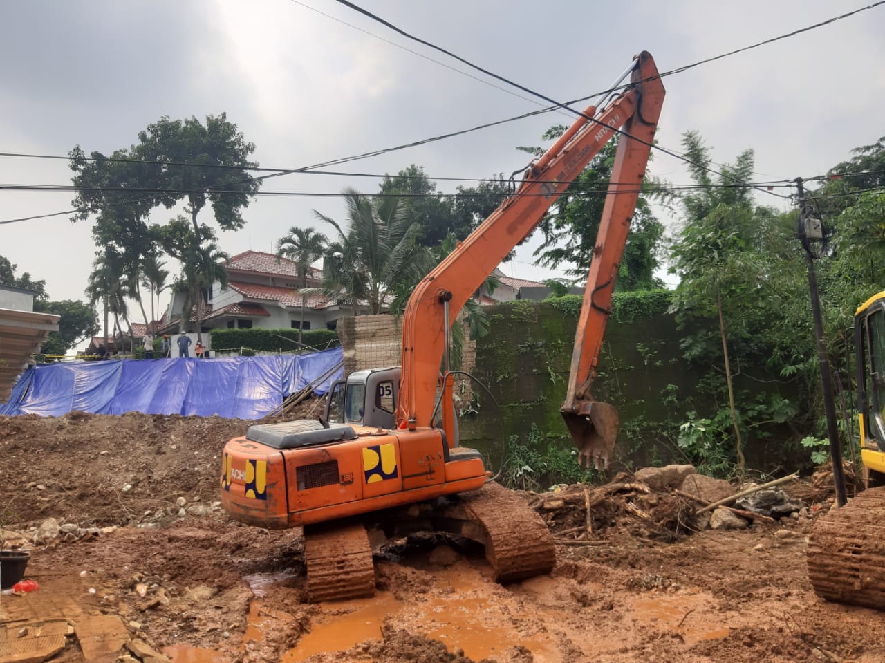 Banjir yang merendam sebagian rumah warga di Perumahan Nerada Estate, Cipayung, Ciputat, Kota Tangerang Selatan, saat di benahi dengan kedaraan berat jenis Excavator, Senin, 14 Juni 2021.