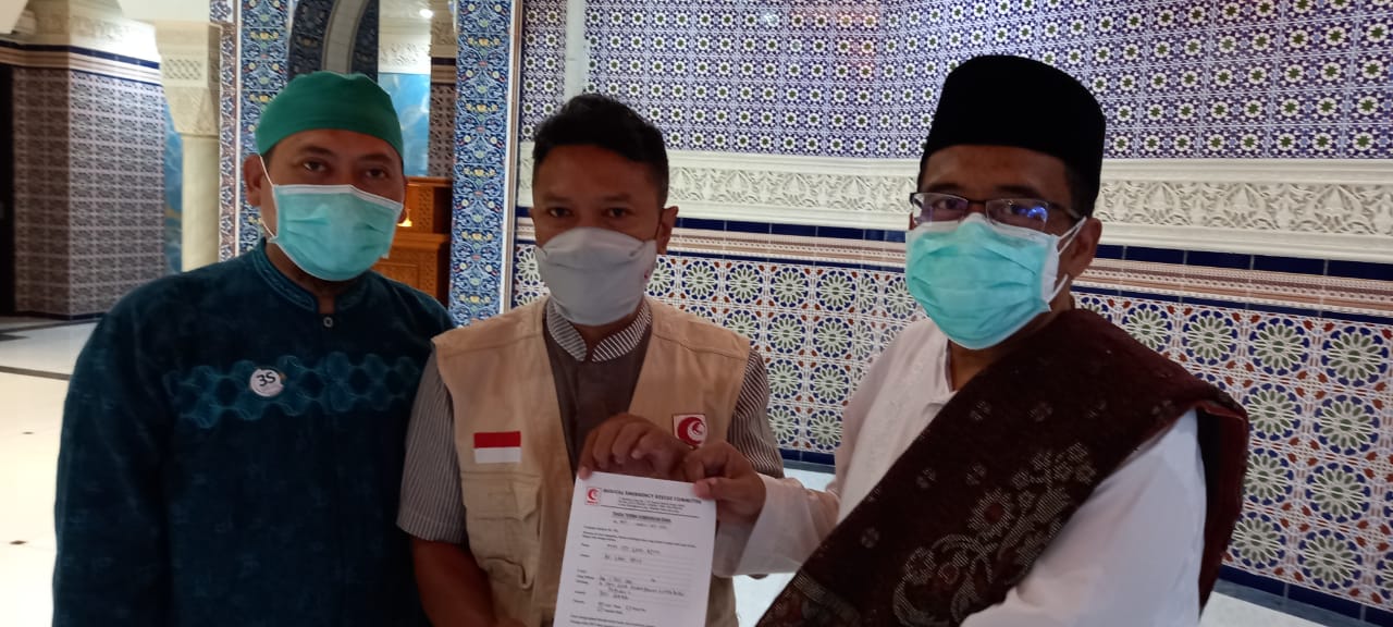 Penyerahan donasi diberikan oleh Komisaris PT Sari Asih Marsudi Haryo Putro kepada dr. Sarbini Abdul Murad, Presidium di Lembaga Mer C.
