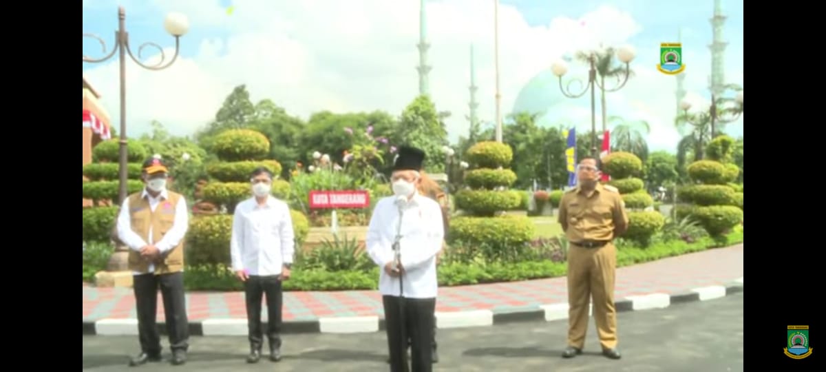 Menunggu proses pendaftaran vaksinasi COVID-19 di area Gedung MUI Kota Tangerang.