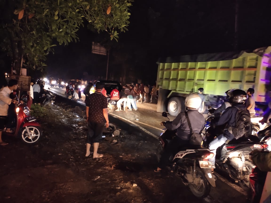 Satu unit mobil yang menabrak pengendara motor di wilayah Setu, Tangerang Selatan saat di amuk warga, Selasa, 15 Juni 2021 malam.
