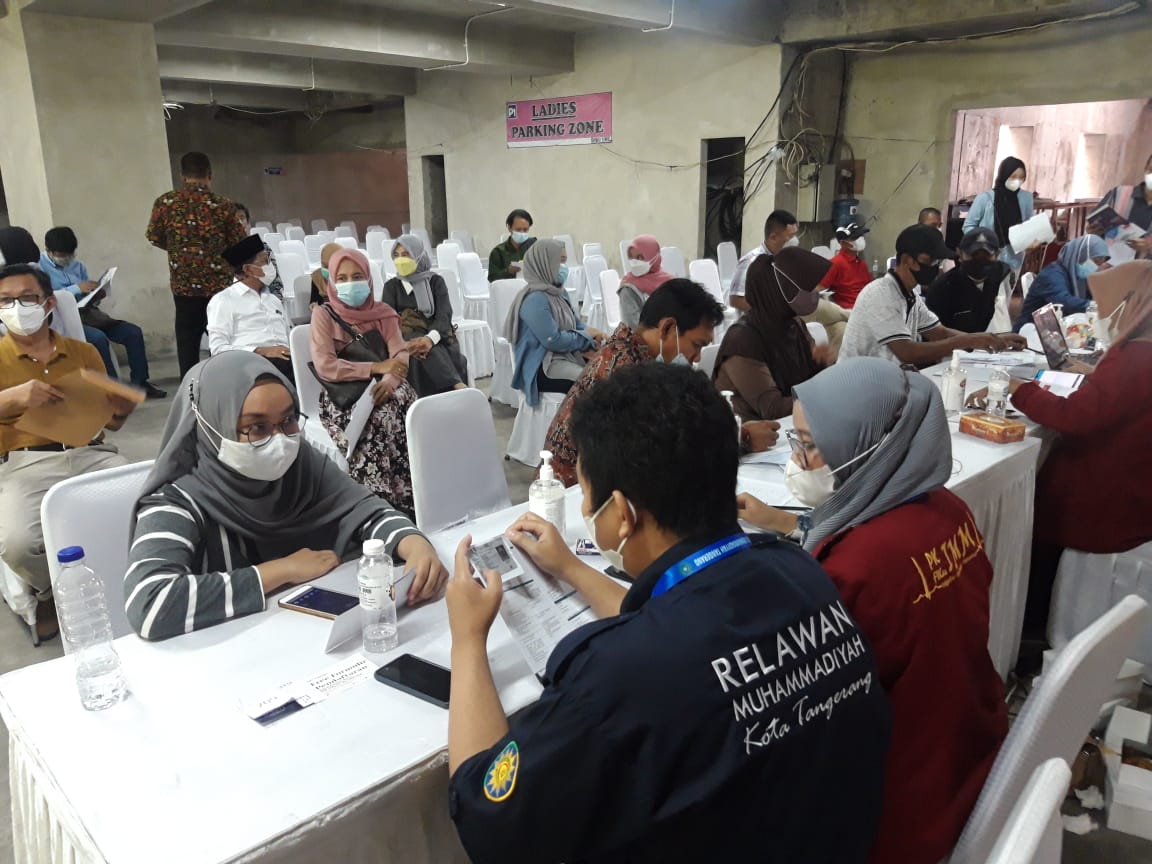 	Kegiatan vaksinasi guna mencegah penyebaran COVID-19 yang di fasilitasi Universitas Muhammadiyah Tangerang (UMT) di Plaza UMT, kawasan Pusat Pendidikan Cikokol, Kota Tangerang, Selasa 15 Juni 2021.