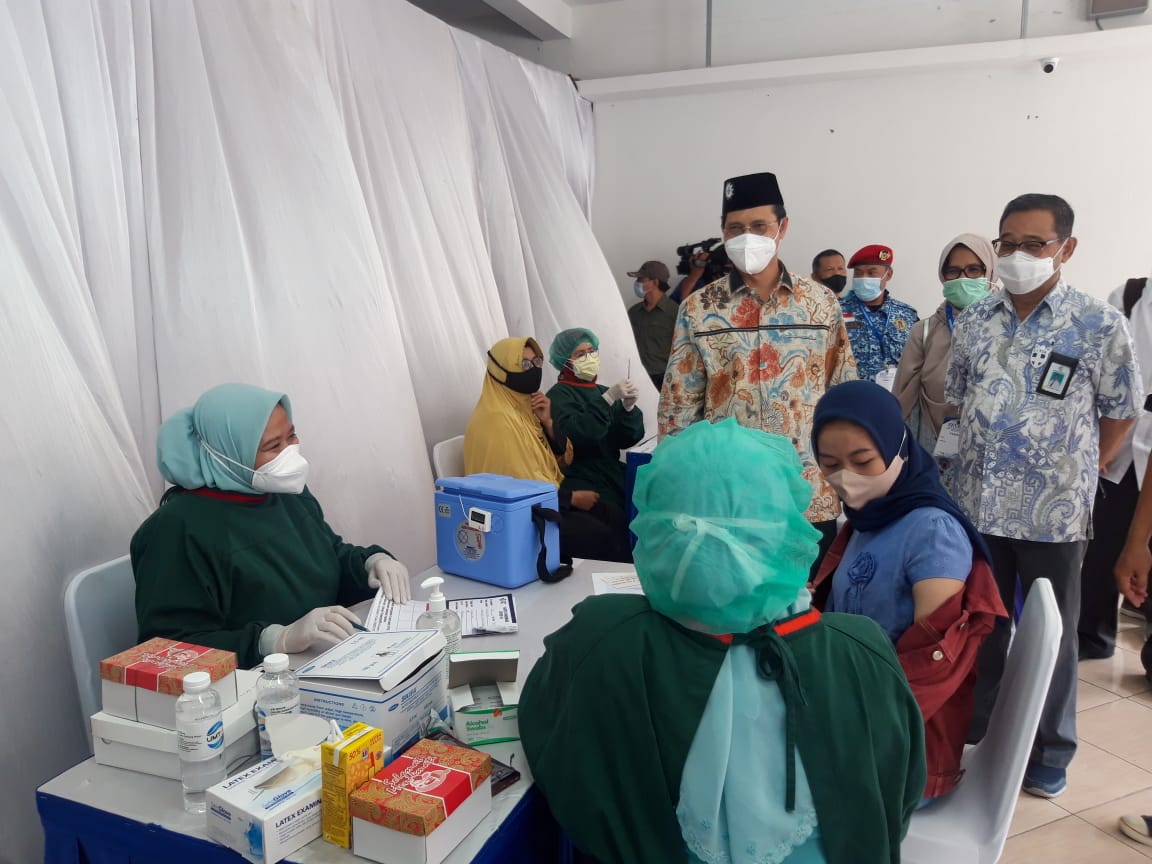 Kegiatan vaksinasi guna mencegah penyebaran COVID-19 yang di fasilitasi Universitas Muhammadiyah Tangerang (UMT) di Plaza UMT, kawasan Pusat Pendidikan Cikokol, Kota Tangerang, Selasa 15 Juni 2021.