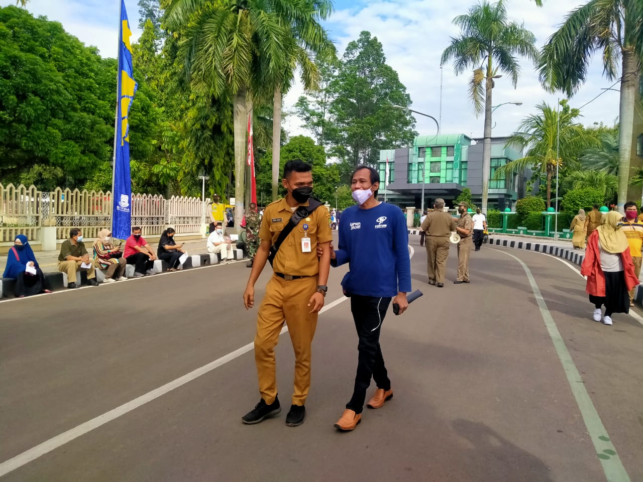 Suasana antrian vaksinasi massal guna mencegah penyebaran COVID-19 di pusat pemerintahan Kota Tangerang, Selasa 15 Juni 2021.