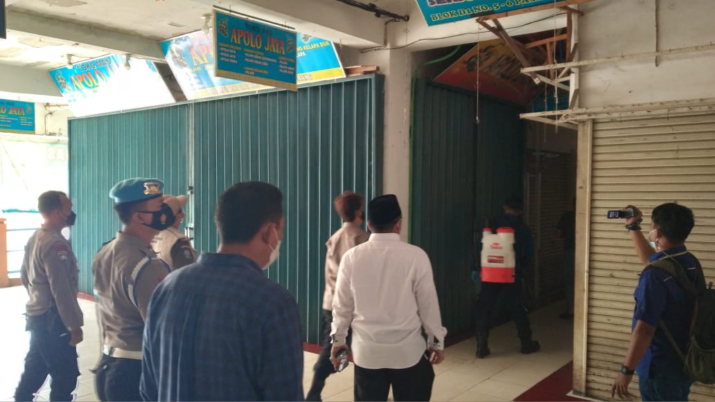 Petugas Satgas Penangan COVID-19 Kabupaten Tangerang saat menyemprotkan disinfektan di beberapa kios-kios pedagang, Selasa 15 Juni 2021.