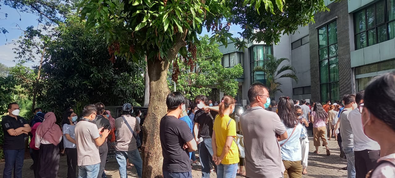 Menunggu proses pendaftaran vaksinasi COVID-19 di area Gedung MUI Kota Tangerang.