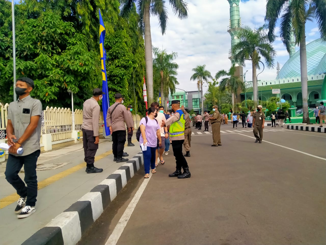 Suasana antrian vaksinasi massal guna mencegah penyebaran COVID-19 di pusat pemerintahan Kota Tangerang, Selasa 15 Juni 2021.