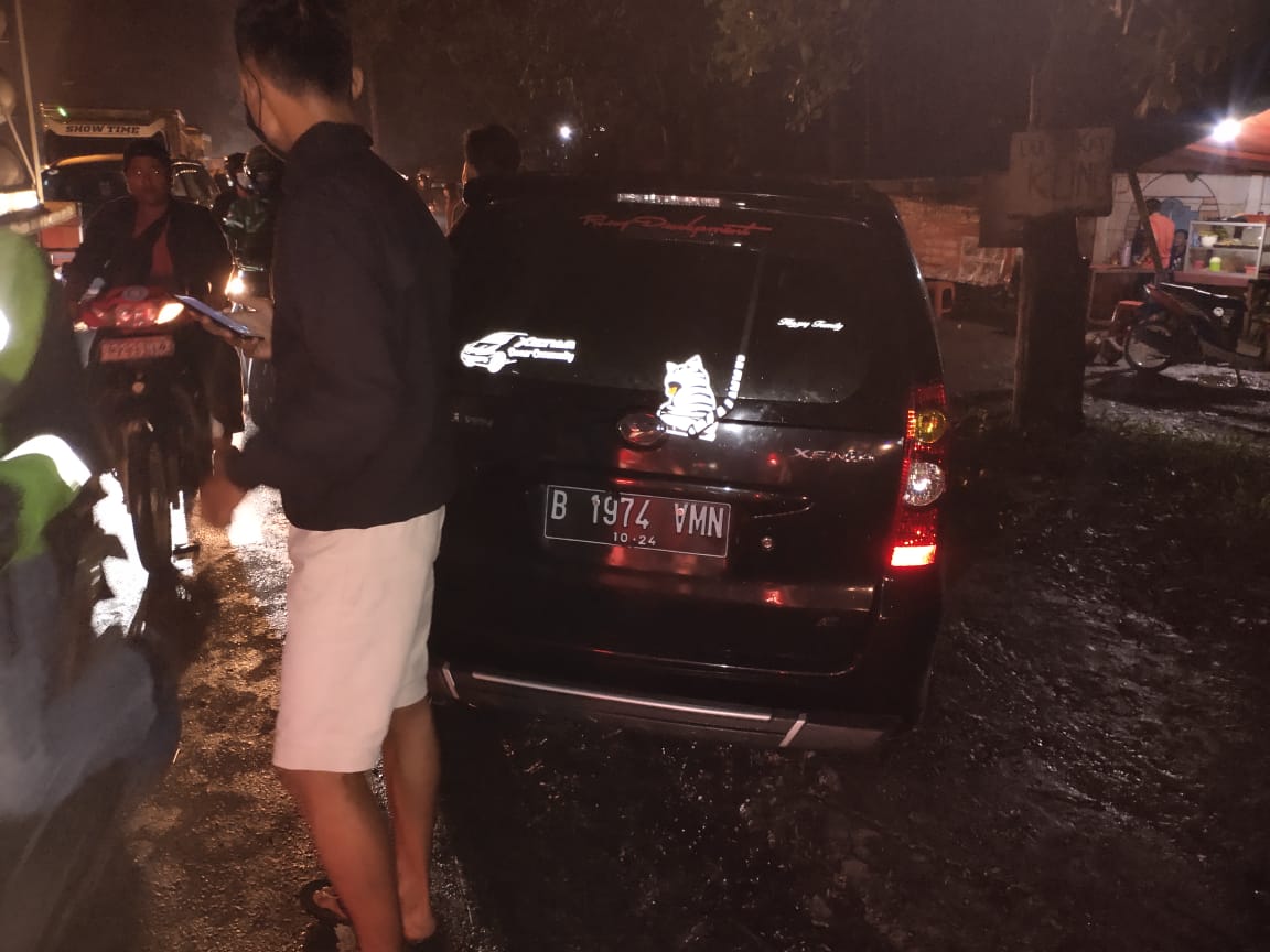 Satu unit mobil yang menabrak pengendara motor di wilayah Setu, Tangerang Selatan, Selasa, 15 Juni 2021 malam.
