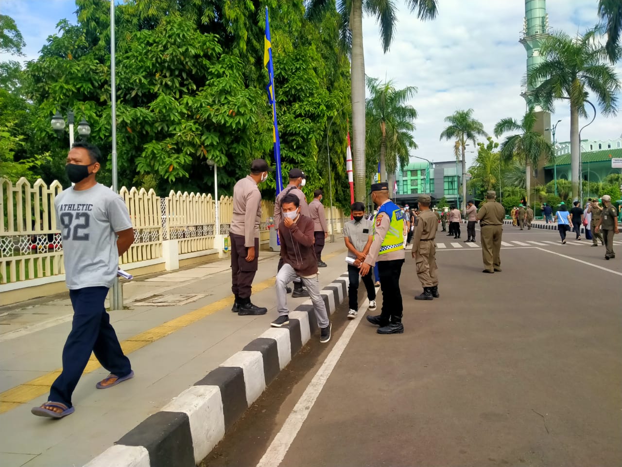 	Suasana antrian vaksinasi massal guna mencegah penyebaran COVID-19 di pusat pemerintahan Kota Tangerang, Selasa 15 Juni 2021.