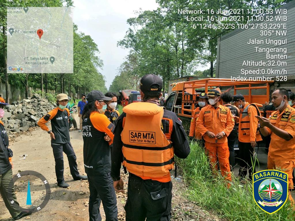 Petugas tim SAR gabungan saat berusaha melakukan pencarian seorang bocah berusia lima tahun dikabarkan tenggelam di Kali Cipayaeun, Tigaraksa, Kabupaten Tangerang, Rabu 16 Juni 2021.